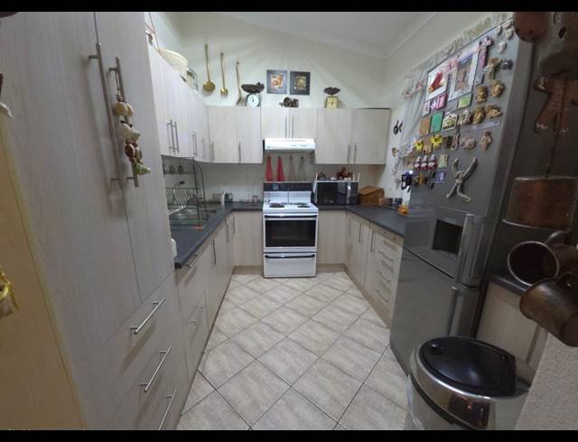 3 BEDROOM RETIREMENT UNIT FOR SALE IN ROOIBERG